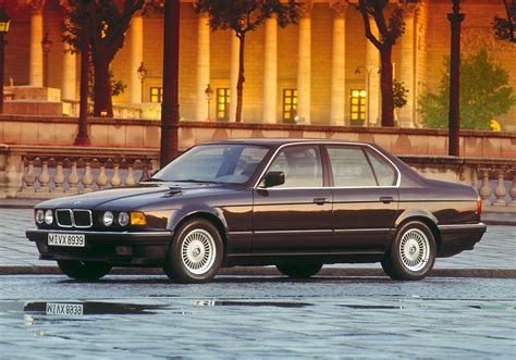 BMW 750i (E32) 1/18 mastelio modelis