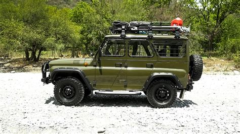 UAZ Hunter visureigis, važiuojantis bekele