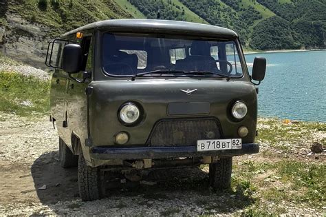UAZ Buchanka mikroautobusas kalnuotoje vietovėje
