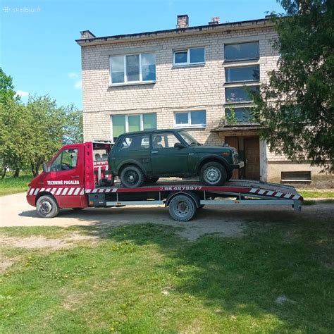 Teminė nuotrauka: automobilis, pakrautas ant tralo, keliaujantis iš Suomijos