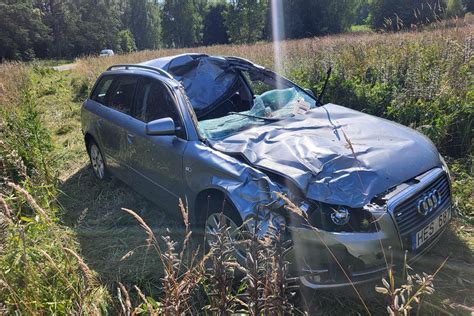 nuotrauka automobilio „Audi A4“ po susidūrimo su briedžiu