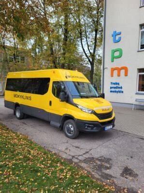 nuotrauka apvirtusio mokyklinio autobusiuko