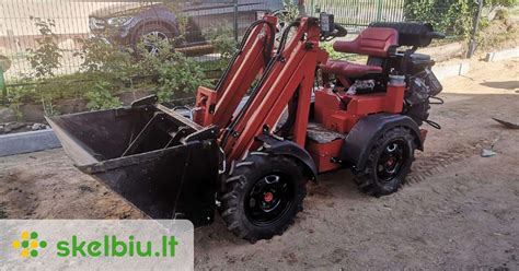 Tematinė nuotrauka: Bobcat mini krautuvas, dirbantis žemės lyginimo darbus