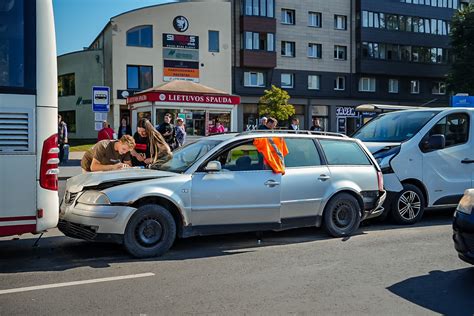 policijos pareigūnai tiria eismo įvykį