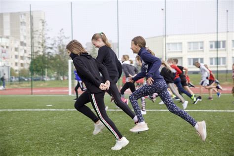 Mokiniai dirba poromis prie užduoties