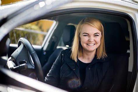 Instruktorė Ringailė aiškina vairavimo situaciją