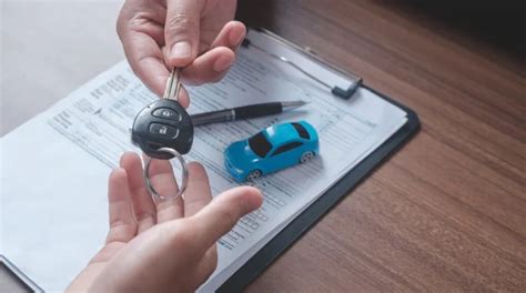 Teminis paveikslas, vaizduojantis parduodamą automobilį ir dokumentų krūvą