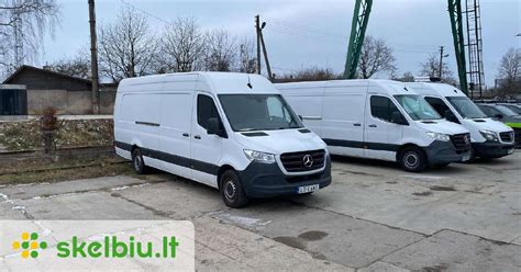 Tematinė nuotrauka su krovininiu automobiliu kelyje arba logistikos įmonės biure