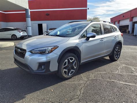 Subaru Crosstrek automobilio vaizdas iš priekio su dinamišku apšvietimu