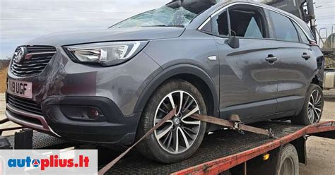 automobilių dalių sandėlis su tvarkingai sužymėtomis Opel automobilių detalėmis