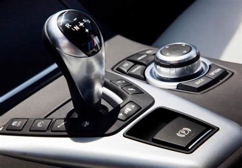 Teminė nuotrauka su automobilio pavarų dėže ir trosais