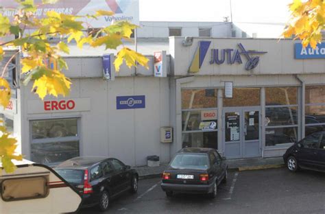 automobilių detalių parduotuvės vitrina arba serviso darbo procesas Biržuose
