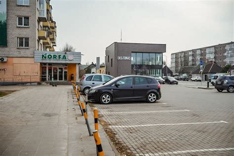 Nuotrauka: stovėjimo aikštelė prie prekybos centro „Norfa“ J. Basanavičiaus gatvėje, Panevėžyje