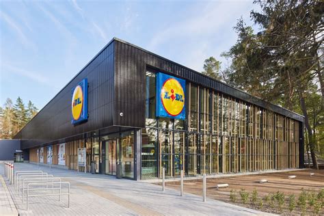 Teminė nuotrauka: „Lidl“ prekybos centras ir jo stovėjimo aikštelė