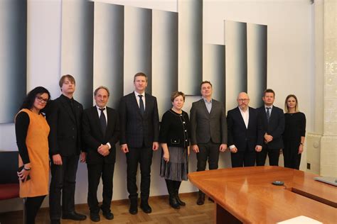 Sąsajos tarp profesinių sąjungų, darbdavių ir valstybinių institucijų (schema)