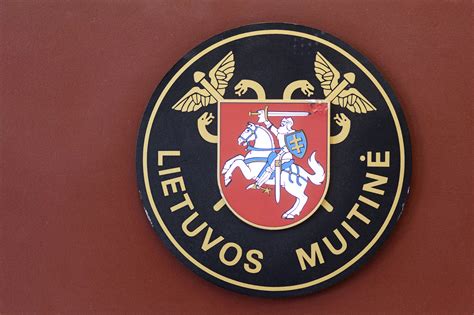 Teminė nuotrauka: muitinės terminalas ir muitinės pareigūnas