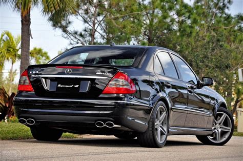 Mercedes-Benz W211 sedano išorės vaizdas, pabrėžiantis charakteringus dvigubus priekinius žibintus