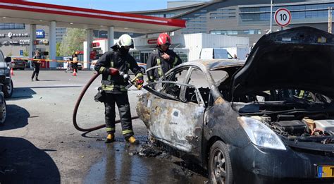 Tematinė nuotrauka: žmogus nuomojasi priekabą degalinėje