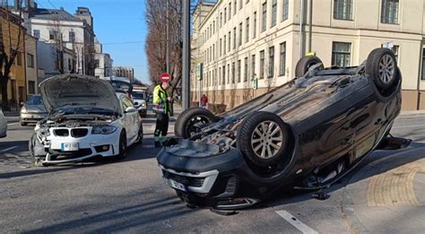 Automobilis ant dynostendo matuojant galią