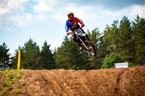 Teminė nuotrauka su automobilių ir motociklų sporto atributika