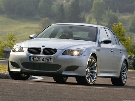 BMW E60 galinės dalies nuotrauka, išryškinanti galinius žibintus
