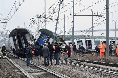 Gelbėjimo tarnybų darbas traukinio avarijos vietoje