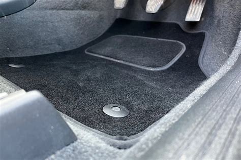 infografika su pagrindiniais drėgmės šaltiniais automobilyje (užsikimšę drenažai, šlapi kilimėliai, seni filtrai)