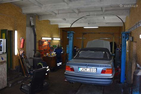 Tematinė nuotrauka: autoremonto dirbtuvės, mechanikas taiso automobilį