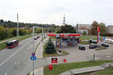 Tematinė nuotrauka: degalinė su dujų kolonėle ir automobiliu