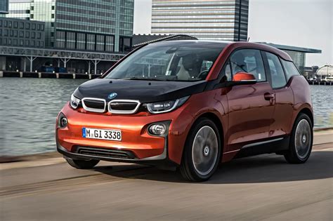 Infografika: BMW i3 baterijų talpos (60 Ah, 94 Ah, 120 Ah) ir jų vidutinis nuvažiuojamas atstumas įvairiais metų laikais