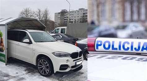 BMW automobilis, pastatytas verslo centro fone