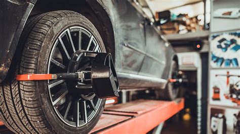 Tematinė nuotrauka su automobilio ratu ir ratlankiu