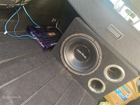 Teminė nuotrauka su belaidžiais žemų dažnių garsiakalbiais ir auto garsiakalbiais
