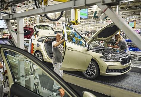 Gamyklinė Bentley surinkimo linija, kurioje meistrai rankomis montuoja prabangaus automobilio detales