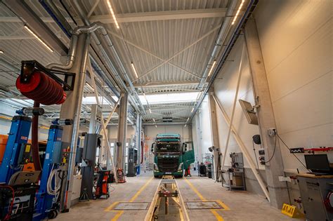 nuotrauka: modernus Volvo serviso centras su meistru prie diagnostikos įrangos