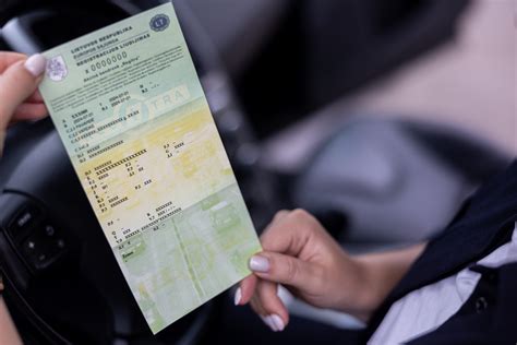Teminė nuotrauka: transporto priemonės draudimo dokumentai ir rašiklis