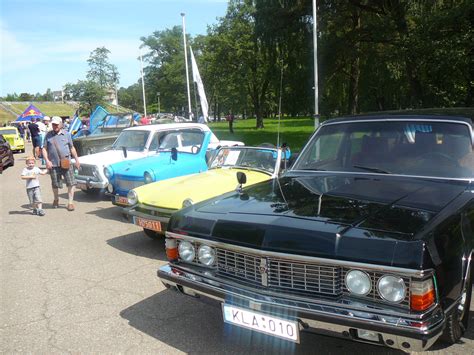 Teminis nuotrauka: senoviniai automobiliai kolonoje Baltijos kelyje