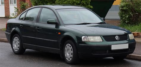 Thematiškas VW Passat B5 automobilis lyjant, su veikiančiais valytuvais