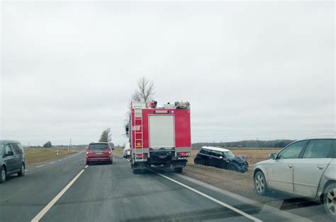 Teminis paveikslėlis: automobilis tempiantis priekabą kelyje