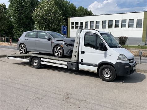 Tralas veža sugedusį automobilį