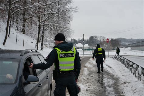 nuotrauka, vaizduojanti policijos reidą keliuose