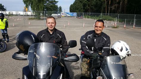 Tematinė nuotrauka, vaizduojanti besimokančius vairuoti žmones, automobilį ir motociklą