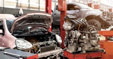 Mechanikas apžiūri automobilio variklį servise