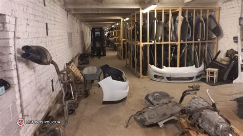 fotografija, kurioje matomi tvarkingai surūšiuoti automobilių varikliai ir kėbulo dalys sandėlyje