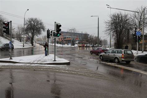 Vaizdas su Verkių gatvės autoservisų iškaba ir automobiliais.