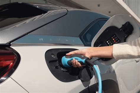 Teminė nuotrauka: elektromobilis įkraunamas viešojoje stotelėje