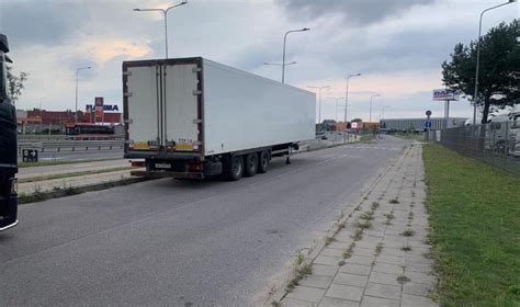 Tematinė nuotrauka: priekaba su valstybiniais numeriais