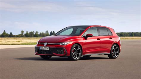 Nuotrauka, vaizduojanti sportišką „Volkswagen Golf GTI“ arba „Golf R“ modelį.
