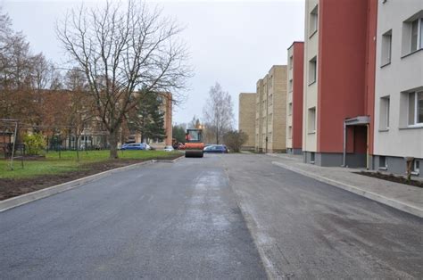 Daugiabučio namo gyventojų susirinkimas, kuriame aptariami automobilių parkavimo klausimai