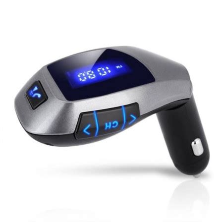 Nuotrauka, iliustruojanti modernų automobilio radiją su Bluetooth ir USB jungtimis